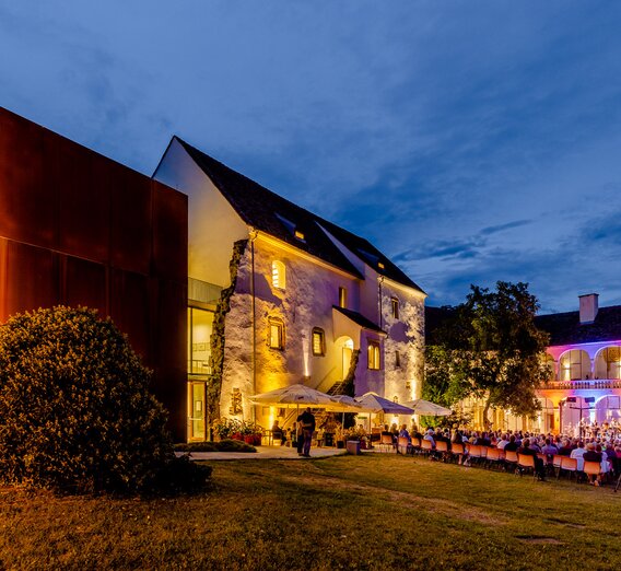 Impressive evening backdrop at the Schlosshofserenade in Hartberg | © TV Oststeiermark | Wolfgang Spekner