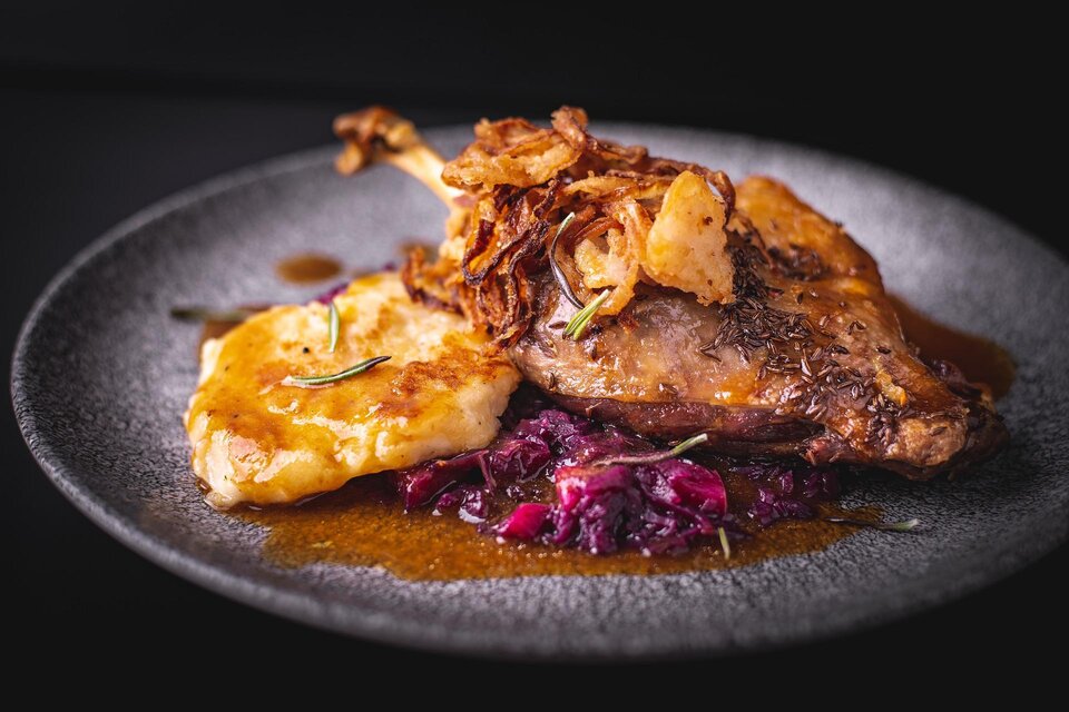 Ein Gericht mit zartem Fleisch, knusprigen Zwiebeln und einer leckeren Sauce. Dazu gibt es Kartoffelpüree und Rotkohl. | © Winterleitenhütte