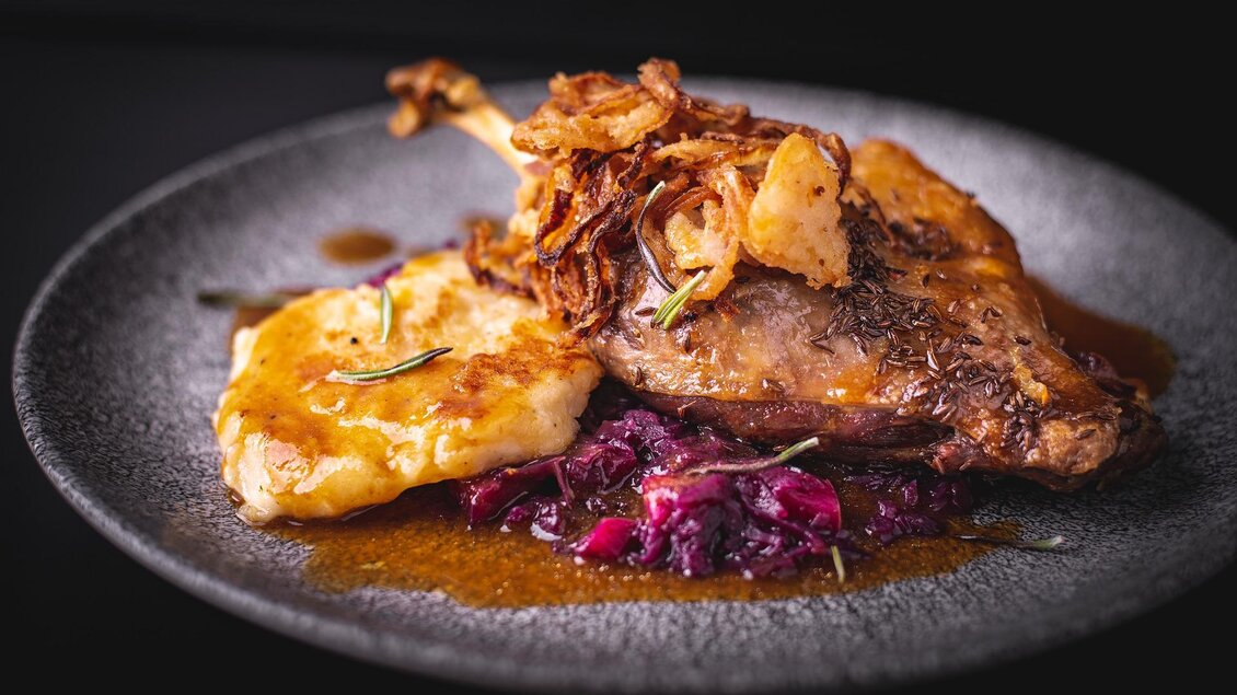 Ein Gericht mit zartem Fleisch, knusprigen Zwiebeln und einer leckeren Sauce. Dazu gibt es Kartoffelpüree und Rotkohl. | © Winterleitenhütte